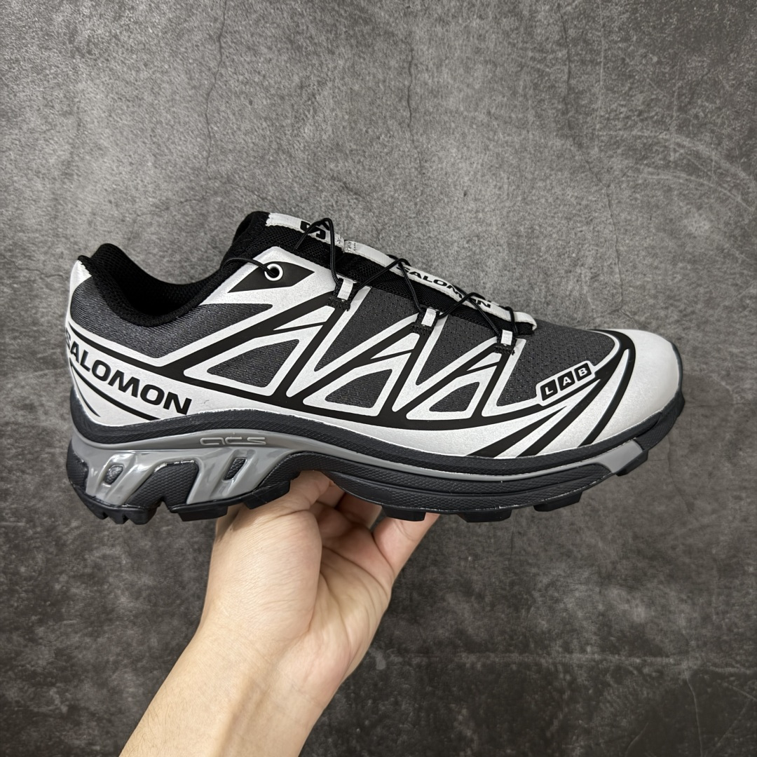 【巅峰升级版】 Salomon XT-6 Nocturne Vision 3m反光黑银新配色491314 萨洛蒙复古潮流户外机能登山跑鞋 纯原外贸平台特供订单 耗时半年巨作 全套原纸板楦头开发 原厂特供网布配套加持 确保原汁原味 完美呈现版型 原档数据独家私模五层组合大底 原装Ortholite轻量化鞋垫 中底布带钢印编号 原厂TPU锁扣 进口港宝加持 后跟自然饱满 还原公司包裹性 鞋面以“锯齿”状的包裹系统呈现 在基色底之下加入了各种色点缀 将公司的最新技术和时尚前卫的造型融入耐用的长跑款式中 鞋面由 TPU 薄膜制成 并焊接在高耐磨网眼上 使其既时尚又坚固 由 ACS底盘支撑 可增强稳定性和支撑力 以及由橡胶凸耳 Contragrip外底覆盖的 EVA 缓冲中底 旨在应对崎岖的地形 鞋舌上的彩色Salomon 标签、Quicklace 系统以及鞋头、鞋舌和鞋跟上的附加品牌使细节更加完美 让穿着者可以轻松驾驭户外与通勤下的任何运动生活场景 无缝鞋身户外随意纵横 颜值与脚感兼备 出街通勤 绝对非常吸睛 你值得拥有 尺码：36 36.5 37.5 38 38.5 39 40 40.5 41 42 42.5 43 44 44.5 45-选品中心