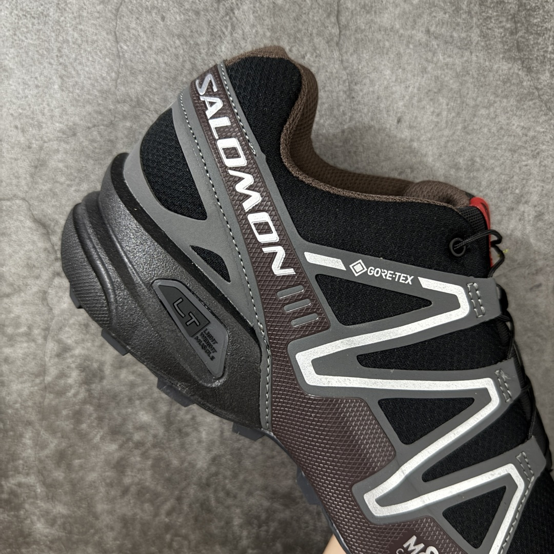 图片[7]-【纯原版本】萨洛蒙/Salomon Speed Cross 3 织物皮革低帮全能越野透气休闲运动鞋 476002 Salomon 正式推出全新概念鞋款 SPEEDCROSS 以侵略性设计与先锋户外美学融合 相互交织出纵横山野和城市间的跑鞋轮廓 由混合网眼织物与皮革打造鞋面 辅以皮革细节点缀增强视觉冲击 整体以爪痕式的鞋面纹路搭配流线型轮廓呈现 极具辨识度的夸张外大底设计 增高之余更适合城市生活环境的舒适防滑效果 功能性层面 鞋面 3D 开式网眼最大限度提供着用透气性 并注入合成材料为户外穿着带来极大的耐用和保护性 得益于 Salomon 多项上功能性科技 从中底到鞋带系统都为脚部提供了一个安全和舒适的贴合感 并在松散、柔软、崎岖和不平坦的地形环境带来卓越的抓地力 尺码：36-45含半码-莆田鞋