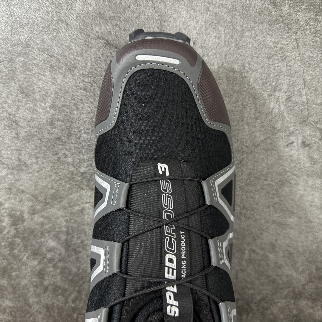 图片[5]-【纯原版本】萨洛蒙/Salomon Speed Cross 3 织物皮革低帮全能越野透气休闲运动鞋 476002 Salomon 正式推出全新概念鞋款 SPEEDCROSS 以侵略性设计与先锋户外美学融合 相互交织出纵横山野和城市间的跑鞋轮廓 由混合网眼织物与皮革打造鞋面 辅以皮革细节点缀增强视觉冲击 整体以爪痕式的鞋面纹路搭配流线型轮廓呈现 极具辨识度的夸张外大底设计 增高之余更适合城市生活环境的舒适防滑效果 功能性层面 鞋面 3D 开式网眼最大限度提供着用透气性 并注入合成材料为户外穿着带来极大的耐用和保护性 得益于 Salomon 多项上功能性科技 从中底到鞋带系统都为脚部提供了一个安全和舒适的贴合感 并在松散、柔软、崎岖和不平坦的地形环境带来卓越的抓地力 尺码：36-45含半码-莆田鞋