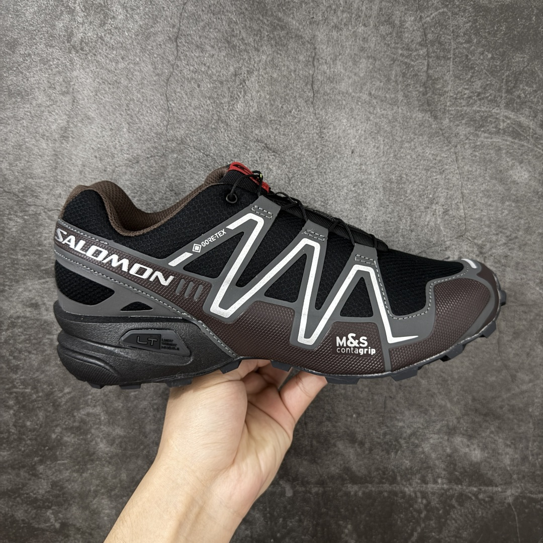 【纯原版本】萨洛蒙/Salomon Speed Cross 3 织物皮革低帮全能越野透气休闲运动鞋 476002 Salomon 正式推出全新概念鞋款 SPEEDCROSS 以侵略性设计与先锋户外美学融合 相互交织出纵横山野和城市间的跑鞋轮廓 由混合网眼织物与皮革打造鞋面 辅以皮革细节点缀增强视觉冲击 整体以爪痕式的鞋面纹路搭配流线型轮廓呈现 极具辨识度的夸张外大底设计 增高之余更适合城市生活环境的舒适防滑效果 功能性层面 鞋面 3D 开式网眼最大限度提供着用透气性 并注入合成材料为户外穿着带来极大的耐用和保护性 得益于 Salomon 多项上功能性科技 从中底到鞋带系统都为脚部提供了一个安全和舒适的贴合感 并在松散、柔软、崎岖和不平坦的地形环境带来卓越的抓地力 尺码：36-45含半码-选品中心