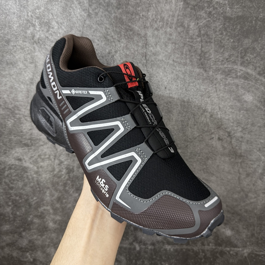 图片[3]-【纯原版本】萨洛蒙/Salomon Speed Cross 3 织物皮革低帮全能越野透气休闲运动鞋 476002 Salomon 正式推出全新概念鞋款 SPEEDCROSS 以侵略性设计与先锋户外美学融合 相互交织出纵横山野和城市间的跑鞋轮廓 由混合网眼织物与皮革打造鞋面 辅以皮革细节点缀增强视觉冲击 整体以爪痕式的鞋面纹路搭配流线型轮廓呈现 极具辨识度的夸张外大底设计 增高之余更适合城市生活环境的舒适防滑效果 功能性层面 鞋面 3D 开式网眼最大限度提供着用透气性 并注入合成材料为户外穿着带来极大的耐用和保护性 得益于 Salomon 多项上功能性科技 从中底到鞋带系统都为脚部提供了一个安全和舒适的贴合感 并在松散、柔软、崎岖和不平坦的地形环境带来卓越的抓地力 尺码：36-45含半码-莆田鞋