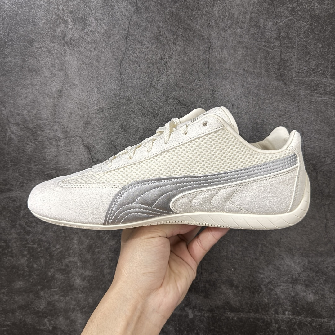 图片[2]-【渠道纯原版】Puma Speedcat OG Sparco 彪马罗马阿莫尔系列 复古运动休闲赛车跑鞋 403902 01 目前市场最优版本 无论是版型 细节 烫金走线 完全碾压市场任意版本 欢迎对比🆚 工厂耗时3个月开发 原装档案原数据纸版楦型 采用固色翻毛皮鞋面材质(正确二次成型\’猛帮\’成型工艺🆚区别市面版本!!) 外置原数据开发轻量耐磨橡胶大底💪🏻 全球知名运动品牌PUMA宝马赛车系列 融合了宝马车队的标志性配色 以趣味十足又前卫复古的设计引领潮流 将赛道精神融入街头时尚 开启前卫竞速之旅 主打前卫复古风 Roma鞋款的鞋侧以复古的流线造型 缀以宝马经典Logo 巧妙吸睛 而Speedcat鞋款以亮眼三色条纹元素缀以舒适鞋面 赋予了独特的个性美学 演绎赛车的无尽能量 尺码：35.5-45-选品中心
