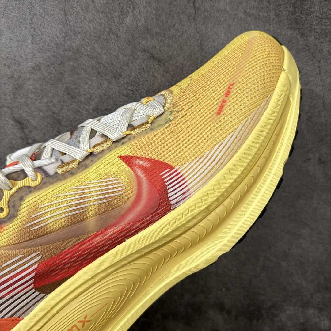 图片[6]-【XE纯原】Nike Air Zoom Vomero 18 全新科技运动跑鞋IH3576-999    目前市场最强品质 原版购入开发 鞋面采用硅胶发泡立体印刷 分体式组合大底 上层超临界ZOOM X泡棉 下层一次ReactX泡棉 区别市场一体底 超高质检清洁度 一切材质配件均与原版一致 原楦原纸板开发 匹配原版98%以上 完美弧度版型 原厂鞋标 立体反光鞋盒标 鞋盒防撞海绵 高端玩家必推版本 高价零售必推版本 欢迎对比市面任意版本‼️ 这双鞋简直是时尚与科技的完美融合。 经典黑色鞋面，质感爆棚，搭配超亮眼的银色大勾子，瞬间成为街头焦点。不仅颜值在线，缓震性能更是一绝 不管是日常出街还是慢跑锻炼，都能给双脚极致舒适体验。  码数超全，36-46码任你选！别犹豫啦，穿上它，轻松走出潮流范，开启你的时尚运动新旅程！ 码段：39-46-选品中心