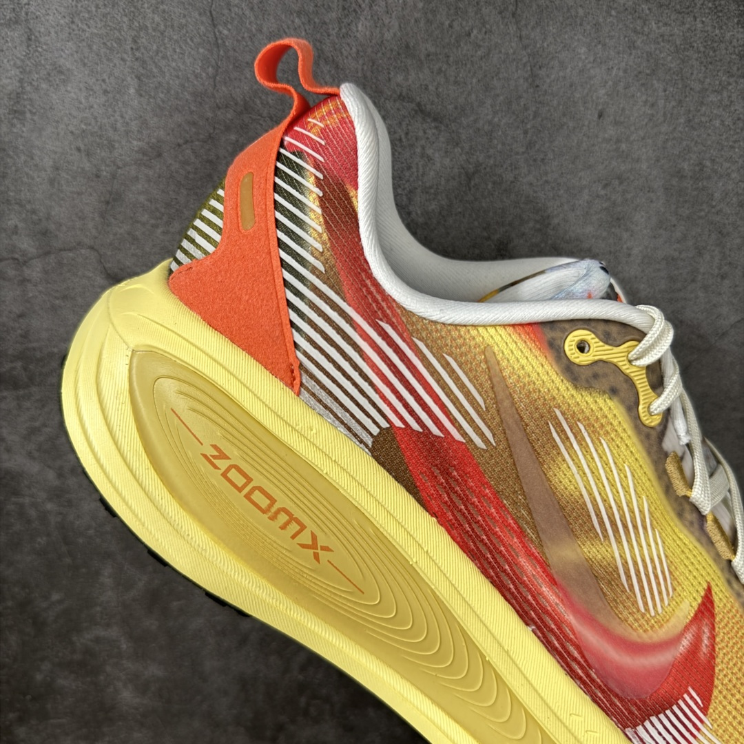 图片[7]-【XE纯原】Nike Air Zoom Vomero 18 全新科技运动跑鞋IH3576-999    目前市场最强品质 原版购入开发 鞋面采用硅胶发泡立体印刷 分体式组合大底 上层超临界ZOOM X泡棉 下层一次ReactX泡棉 区别市场一体底 超高质检清洁度 一切材质配件均与原版一致 原楦原纸板开发 匹配原版98%以上 完美弧度版型 原厂鞋标 立体反光鞋盒标 鞋盒防撞海绵 高端玩家必推版本 高价零售必推版本 欢迎对比市面任意版本‼️ 这双鞋简直是时尚与科技的完美融合。 经典黑色鞋面，质感爆棚，搭配超亮眼的银色大勾子，瞬间成为街头焦点。不仅颜值在线，缓震性能更是一绝 不管是日常出街还是慢跑锻炼，都能给双脚极致舒适体验。  码数超全，36-46码任你选！别犹豫啦，穿上它，轻松走出潮流范，开启你的时尚运动新旅程！ 码段：39-46-选品中心