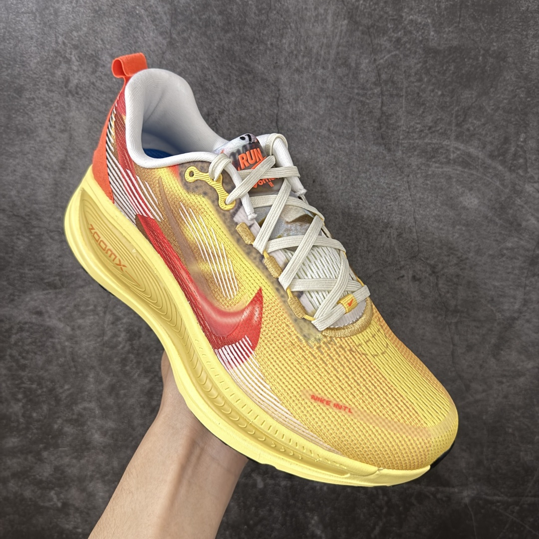 图片[3]-【XE纯原】Nike Air Zoom Vomero 18 全新科技运动跑鞋IH3576-999    目前市场最强品质 原版购入开发 鞋面采用硅胶发泡立体印刷 分体式组合大底 上层超临界ZOOM X泡棉 下层一次ReactX泡棉 区别市场一体底 超高质检清洁度 一切材质配件均与原版一致 原楦原纸板开发 匹配原版98%以上 完美弧度版型 原厂鞋标 立体反光鞋盒标 鞋盒防撞海绵 高端玩家必推版本 高价零售必推版本 欢迎对比市面任意版本‼️ 这双鞋简直是时尚与科技的完美融合。 经典黑色鞋面，质感爆棚，搭配超亮眼的银色大勾子，瞬间成为街头焦点。不仅颜值在线，缓震性能更是一绝 不管是日常出街还是慢跑锻炼，都能给双脚极致舒适体验。  码数超全，36-46码任你选！别犹豫啦，穿上它，轻松走出潮流范，开启你的时尚运动新旅程！ 码段：39-46-选品中心