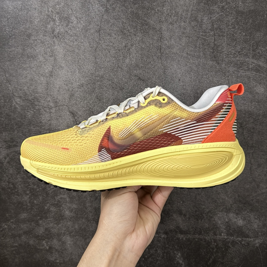 图片[2]-【XE纯原】Nike Air Zoom Vomero 18 全新科技运动跑鞋IH3576-999    目前市场最强品质 原版购入开发 鞋面采用硅胶发泡立体印刷 分体式组合大底 上层超临界ZOOM X泡棉 下层一次ReactX泡棉 区别市场一体底 超高质检清洁度 一切材质配件均与原版一致 原楦原纸板开发 匹配原版98%以上 完美弧度版型 原厂鞋标 立体反光鞋盒标 鞋盒防撞海绵 高端玩家必推版本 高价零售必推版本 欢迎对比市面任意版本‼️ 这双鞋简直是时尚与科技的完美融合。 经典黑色鞋面，质感爆棚，搭配超亮眼的银色大勾子，瞬间成为街头焦点。不仅颜值在线，缓震性能更是一绝 不管是日常出街还是慢跑锻炼，都能给双脚极致舒适体验。  码数超全，36-46码任你选！别犹豫啦，穿上它，轻松走出潮流范，开启你的时尚运动新旅程！ 码段：39-46-选品中心