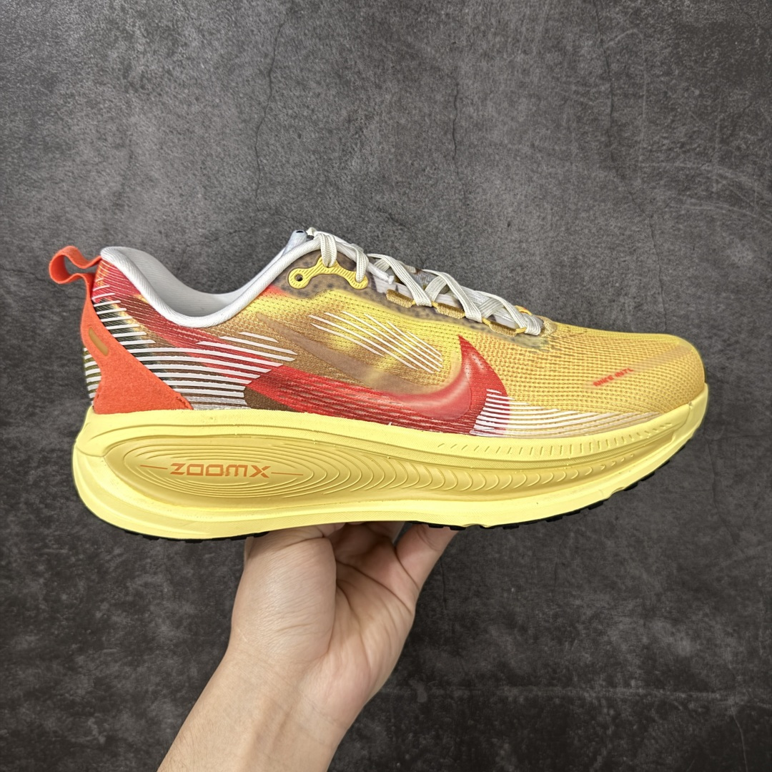 【XE纯原】Nike Air Zoom Vomero 18 全新科技运动跑鞋IH3576-999    目前市场最强品质 原版购入开发 鞋面采用硅胶发泡立体印刷 分体式组合大底 上层超临界ZOOM X泡棉 下层一次ReactX泡棉 区别市场一体底 超高质检清洁度 一切材质配件均与原版一致 原楦原纸板开发 匹配原版98%以上 完美弧度版型 原厂鞋标 立体反光鞋盒标 鞋盒防撞海绵 高端玩家必推版本 高价零售必推版本 欢迎对比市面任意版本‼️ 这双鞋简直是时尚与科技的完美融合。 经典黑色鞋面，质感爆棚，搭配超亮眼的银色大勾子，瞬间成为街头焦点。不仅颜值在线，缓震性能更是一绝 不管是日常出街还是慢跑锻炼，都能给双脚极致舒适体验。  码数超全，36-46码任你选！别犹豫啦，穿上它，轻松走出潮流范，开启你的时尚运动新旅程！ 码段：39-46-选品中心