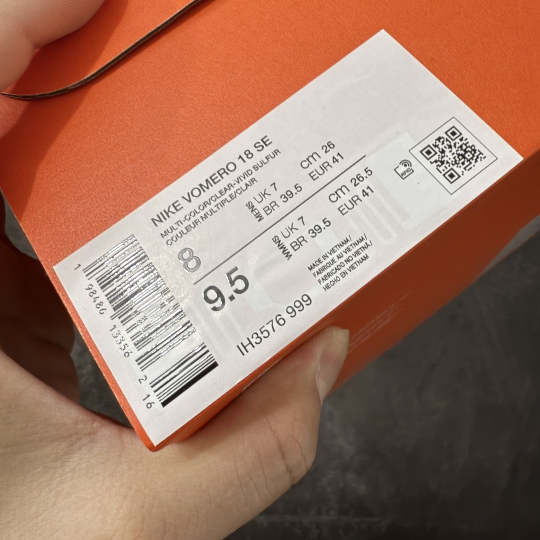 图片[10]-【XE纯原】Nike Air Zoom Vomero 18 全新科技运动跑鞋IH3576-999    目前市场最强品质 原版购入开发 鞋面采用硅胶发泡立体印刷 分体式组合大底 上层超临界ZOOM X泡棉 下层一次ReactX泡棉 区别市场一体底 超高质检清洁度 一切材质配件均与原版一致 原楦原纸板开发 匹配原版98%以上 完美弧度版型 原厂鞋标 立体反光鞋盒标 鞋盒防撞海绵 高端玩家必推版本 高价零售必推版本 欢迎对比市面任意版本‼️ 这双鞋简直是时尚与科技的完美融合。 经典黑色鞋面，质感爆棚，搭配超亮眼的银色大勾子，瞬间成为街头焦点。不仅颜值在线，缓震性能更是一绝 不管是日常出街还是慢跑锻炼，都能给双脚极致舒适体验。  码数超全，36-46码任你选！别犹豫啦，穿上它，轻松走出潮流范，开启你的时尚运动新旅程！ 码段：39-46-选品中心