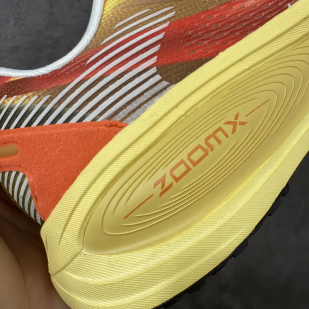 图片[3]-【XE纯原】Nike Air Zoom Vomero 18 全新科技运动跑鞋IH3576-999    目前市场最强品质 原版购入开发 鞋面采用硅胶发泡立体印刷 分体式组合大底 上层超临界ZOOM X泡棉 下层一次ReactX泡棉 区别市场一体底 超高质检清洁度 一切材质配件均与原版一致 原楦原纸板开发 匹配原版98%以上 完美弧度版型 原厂鞋标 立体反光鞋盒标 鞋盒防撞海绵 高端玩家必推版本 高价零售必推版本 欢迎对比市面任意版本‼️ 这双鞋简直是时尚与科技的完美融合。 经典黑色鞋面，质感爆棚，搭配超亮眼的银色大勾子，瞬间成为街头焦点。不仅颜值在线，缓震性能更是一绝 不管是日常出街还是慢跑锻炼，都能给双脚极致舒适体验。  码数超全，36-46码任你选！别犹豫啦，穿上它，轻松走出潮流范，开启你的时尚运动新旅程！ 码段：39-46-选品中心
