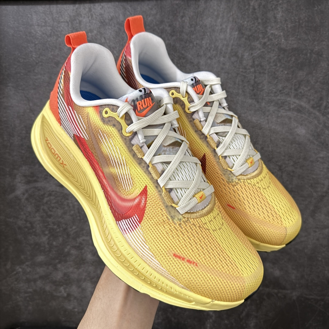 【XE纯原】Nike Air Zoom Vomero 18 全新科技运动跑鞋IH3576-999    目前市场最强品质 原版购入开发 鞋面采用硅胶发泡立体印刷 分体式组合大底 上层超临界ZOOM X泡棉 下层一次ReactX泡棉 区别市场一体底 超高质检清洁度 一切材质配件均与原版一致 原楦原纸板开发 匹配原版98%以上 完美弧度版型 原厂鞋标 立体反光鞋盒标 鞋盒防撞海绵 高端玩家必推版本 高价零售必推版本 欢迎对比市面任意版本‼️ 这双鞋简直是时尚与科技的完美融合。 经典黑色鞋面，质感爆棚，搭配超亮眼的银色大勾子，瞬间成为街头焦点。不仅颜值在线，缓震性能更是一绝 不管是日常出街还是慢跑锻炼，都能给双脚极致舒适体验。  码数超全，36-46码任你选！别犹豫啦，穿上它，轻松走出潮流范，开启你的时尚运动新旅程！ 码段：39-46-选品中心