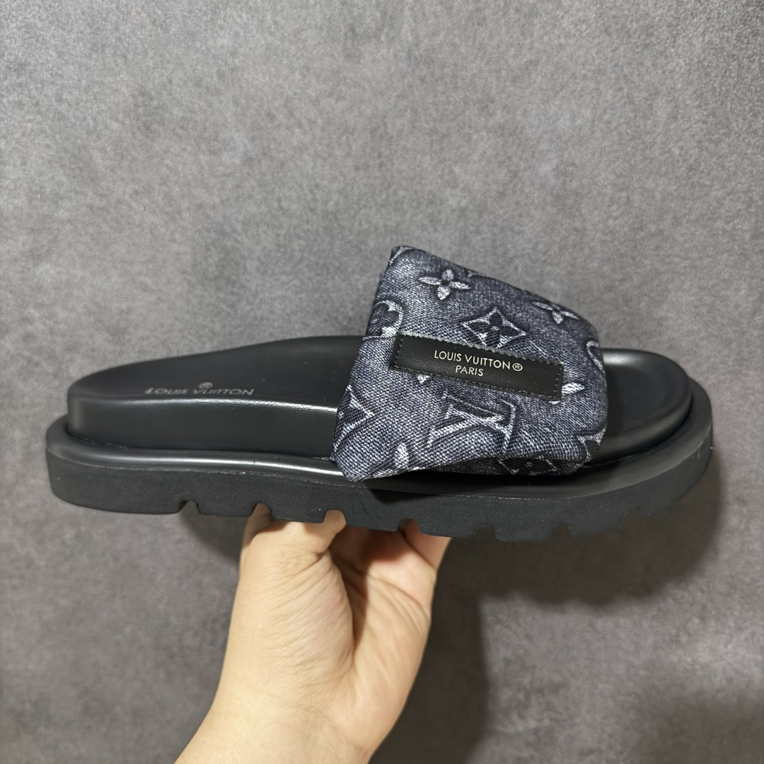 【纯原版】Louis Vuitton 2026专柜 春夏新款 LV情侣厚底魔术贴拖鞋明星同款 网红博主推荐 原版开模 代购版本 Lv 原版3D打印老花 内里海绵 水台4.5CM 原版私膜 真皮大底 全套专柜包装 货号： AG2U72722 尺码：36 37 38 39 40 41 42 43 44 45 46 47-选品中心