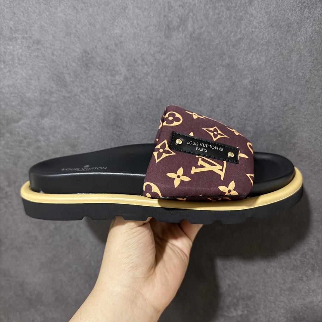 【纯原版】Louis Vuitton 2026专柜 春夏新款 LV情侣厚底魔术贴拖鞋明星同款 网红博主推荐 原版开模 代购版本 Lv 原版3D打印老花 内里海绵 水台4.5CM 原版私膜 真皮大底 全套专柜包装 货号： AG2U72722 尺码：36 37 38 39 40 41 42 43 44 45 46 47-选品中心
