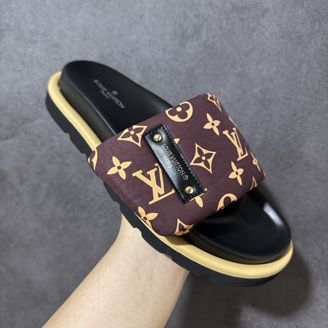图片[3]-【纯原版】Louis Vuitton 2026专柜 春夏新款 LV情侣厚底魔术贴拖鞋明星同款 网红博主推荐 原版开模 代购版本 Lv 原版3D打印老花 内里海绵 水台4.5CM 原版私膜 真皮大底 全套专柜包装 货号： AG2U72722 尺码：36 37 38 39 40 41 42 43 44 45 46 47-选品中心