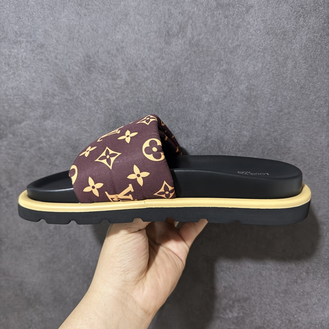 图片[2]-【纯原版】Louis Vuitton 2026专柜 春夏新款 LV情侣厚底魔术贴拖鞋明星同款 网红博主推荐 原版开模 代购版本 Lv 原版3D打印老花 内里海绵 水台4.5CM 原版私膜 真皮大底 全套专柜包装 货号： AG2U72722 尺码：36 37 38 39 40 41 42 43 44 45 46 47-选品中心