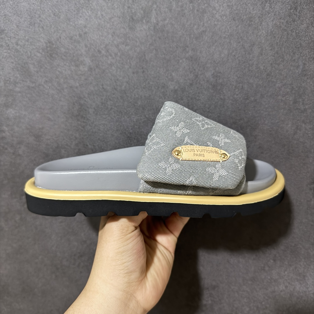 【纯原版】Louis Vuitton 2026专柜 春夏新款 LV情侣厚底魔术贴拖鞋明星同款 网红博主推荐 原版开模 代购版本 Lv 原版3D打印老花 内里海绵 水台4.5CM 原版私膜 真皮大底 全套专柜包装 货号： AG2U72722 尺码：36 37 38 39 40 41 42 43 44 45 46 47-选品中心