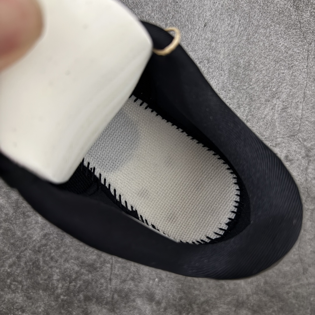 图片[9]-【XE版本】Adidas Adizero EVO SL 马拉松竞速专业跑鞋 市场最强版出货 原材料 内置碳板 原厂网纱潮流 超临界发泡大底 脚感软弹度与原版几乎无差别 细节目前市场最接近原版品质 外贸专供 最大做到48码 此款针织网面非常轻薄 纤维间的缝隙很大 可以保证跑步时的透气、排汗效果 鞋舌直接与两侧的内衬和鞋底连接在一起 在跑步过程中不会被鞋舌的左右移动所困扰 在标准鞋带孔的基础上再拓宽一组鞋带孔 适合不同脚型的需求 突破性 EnergyRods 技术，有助于跑者实现更好的成绩 中底独特的LIGHTSTRIKE PRO泡棉材质 微弹感觉在跑步过程中给予了良好的支撑体验 对于顶级精英和高水平进阶跑者来说 ADIOS PRO是一双值得信赖的竞速比赛用鞋 货号：JP7149 尺码：36-48-选品中心