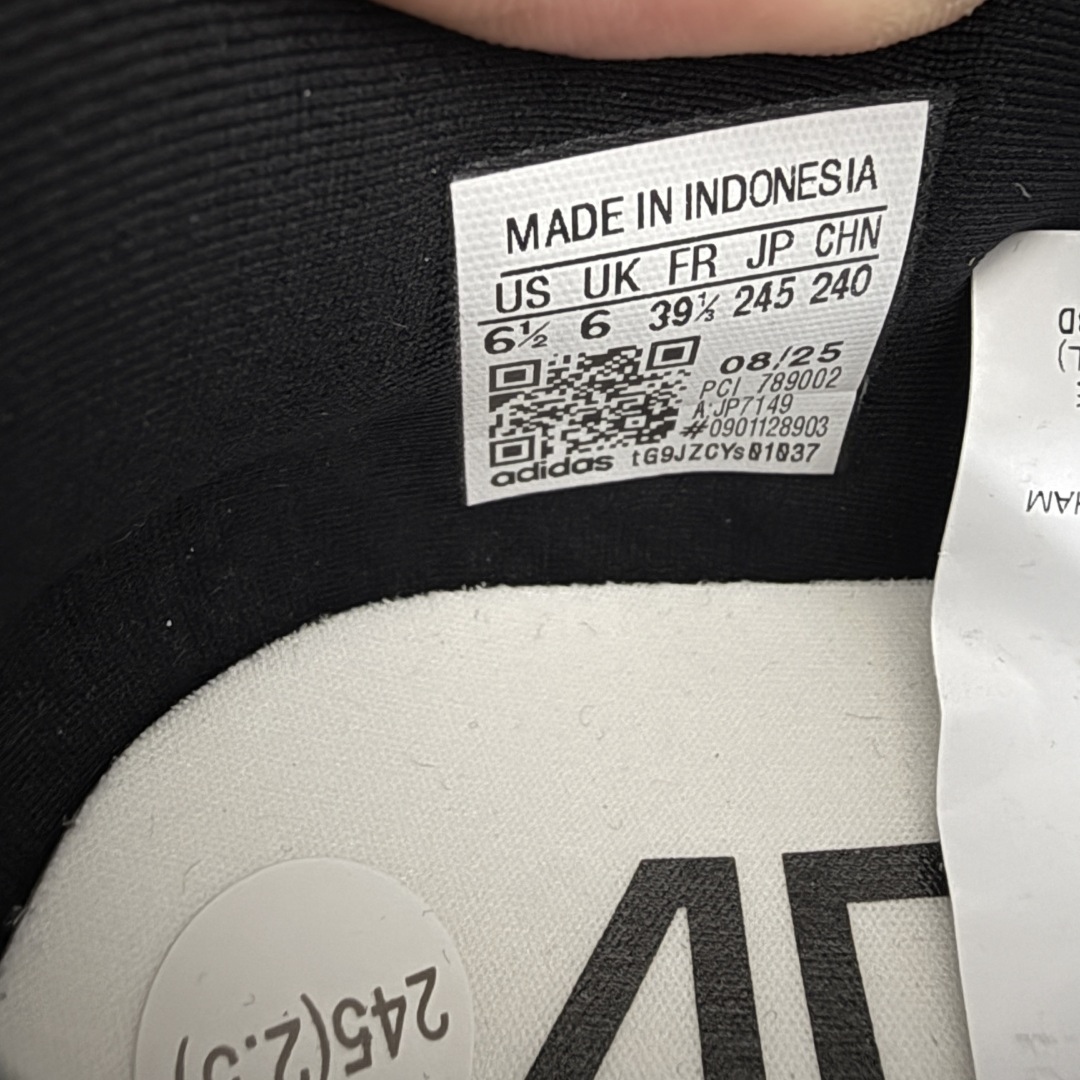 图片[7]-【XE版本】Adidas Adizero EVO SL 马拉松竞速专业跑鞋 市场最强版出货 原材料 内置碳板 原厂网纱潮流 超临界发泡大底 脚感软弹度与原版几乎无差别 细节目前市场最接近原版品质 外贸专供 最大做到48码 此款针织网面非常轻薄 纤维间的缝隙很大 可以保证跑步时的透气、排汗效果 鞋舌直接与两侧的内衬和鞋底连接在一起 在跑步过程中不会被鞋舌的左右移动所困扰 在标准鞋带孔的基础上再拓宽一组鞋带孔 适合不同脚型的需求 突破性 EnergyRods 技术，有助于跑者实现更好的成绩 中底独特的LIGHTSTRIKE PRO泡棉材质 微弹感觉在跑步过程中给予了良好的支撑体验 对于顶级精英和高水平进阶跑者来说 ADIOS PRO是一双值得信赖的竞速比赛用鞋 货号：JP7149 尺码：36-48-选品中心