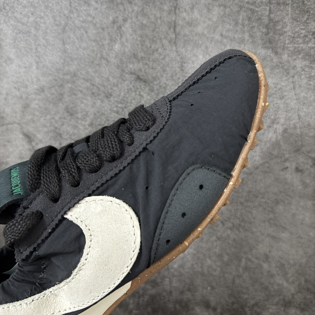 图片[6]-【纯原版】Jacquemus x Nike Jacumoon 舒适 低帮生活休闲鞋 黑白色 货号：HV8547-001 全新品质 细节升级 头层皮料 私模大底 配件齐全 目前市场最优品质 Nike和Jacquemus再度联手 鞋型高度还原了元年版的复古轮廓 细节点上在终于原味的基础上于鞋口处加入了松紧带设计 提升了穿脱的便捷性与贴合度 鞋身两侧是宽大的复古 Swoosh，而鞋舌上则点缀着专属的JACQUEMUS 标记，彰显联名 尺码：35-47.5全码出货-选品中心