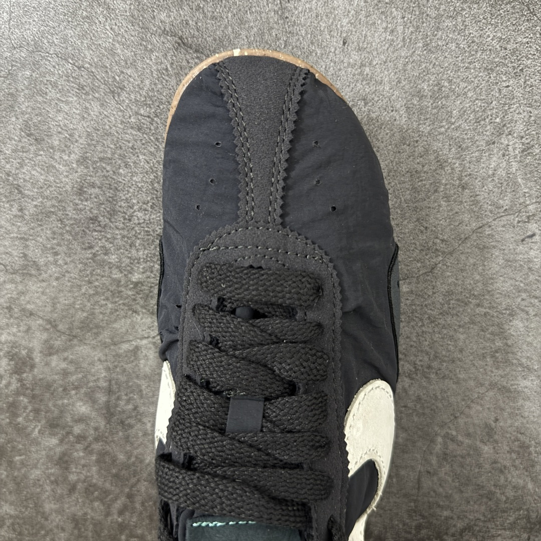 图片[5]-【纯原版】Jacquemus x Nike Jacumoon 舒适 低帮生活休闲鞋 黑白色 货号：HV8547-001 全新品质 细节升级 头层皮料 私模大底 配件齐全 目前市场最优品质 Nike和Jacquemus再度联手 鞋型高度还原了元年版的复古轮廓 细节点上在终于原味的基础上于鞋口处加入了松紧带设计 提升了穿脱的便捷性与贴合度 鞋身两侧是宽大的复古 Swoosh，而鞋舌上则点缀着专属的JACQUEMUS 标记，彰显联名 尺码：35-47.5全码出货-选品中心