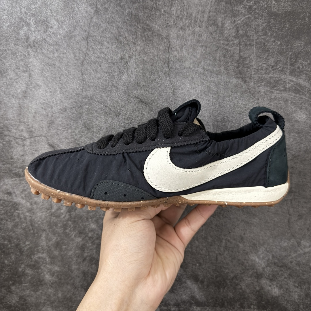 图片[2]-【纯原版】Jacquemus x Nike Jacumoon 舒适 低帮生活休闲鞋 黑白色 货号：HV8547-001 全新品质 细节升级 头层皮料 私模大底 配件齐全 目前市场最优品质 Nike和Jacquemus再度联手 鞋型高度还原了元年版的复古轮廓 细节点上在终于原味的基础上于鞋口处加入了松紧带设计 提升了穿脱的便捷性与贴合度 鞋身两侧是宽大的复古 Swoosh，而鞋舌上则点缀着专属的JACQUEMUS 标记，彰显联名 尺码：35-47.5全码出货-选品中心