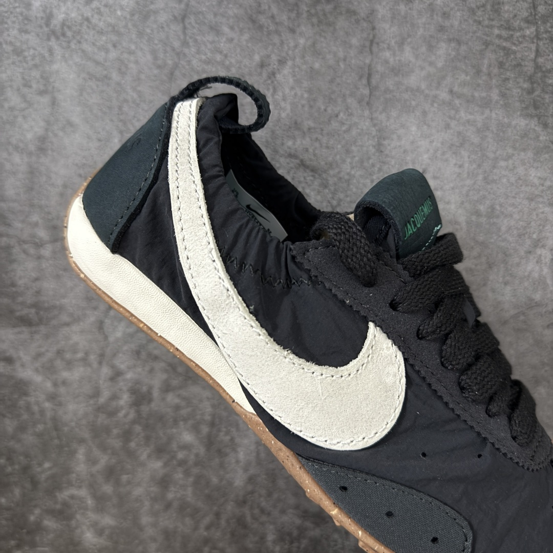 图片[7]-【纯原版】Jacquemus x Nike Jacumoon 舒适 低帮生活休闲鞋 黑白色 货号：HV8547-001 全新品质 细节升级 头层皮料 私模大底 配件齐全 目前市场最优品质 Nike和Jacquemus再度联手 鞋型高度还原了元年版的复古轮廓 细节点上在终于原味的基础上于鞋口处加入了松紧带设计 提升了穿脱的便捷性与贴合度 鞋身两侧是宽大的复古 Swoosh，而鞋舌上则点缀着专属的JACQUEMUS 标记，彰显联名 尺码：35-47.5全码出货-选品中心
