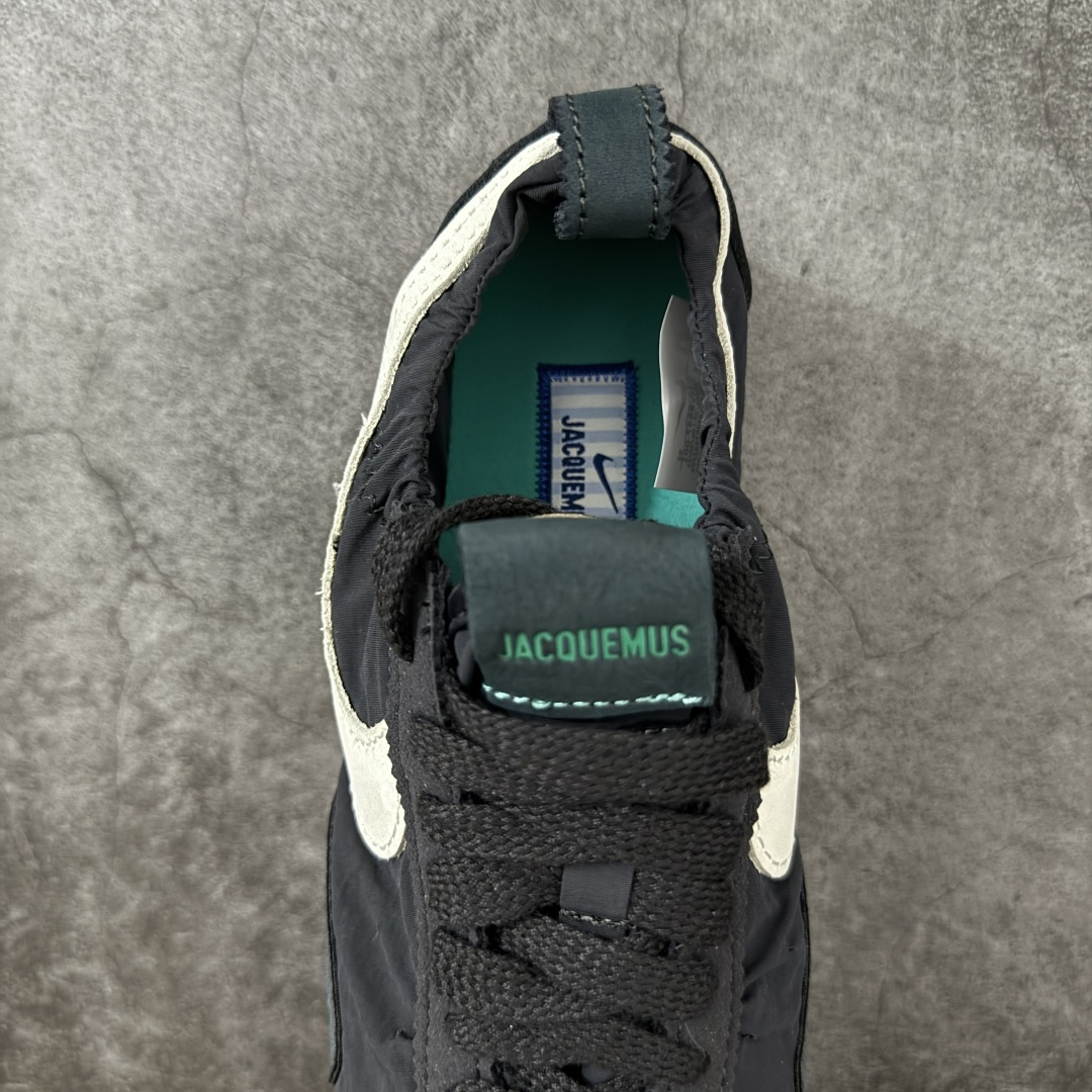 图片[8]-【纯原版】Jacquemus x Nike Jacumoon 舒适 低帮生活休闲鞋 黑白色 货号：HV8547-001 全新品质 细节升级 头层皮料 私模大底 配件齐全 目前市场最优品质 Nike和Jacquemus再度联手 鞋型高度还原了元年版的复古轮廓 细节点上在终于原味的基础上于鞋口处加入了松紧带设计 提升了穿脱的便捷性与贴合度 鞋身两侧是宽大的复古 Swoosh，而鞋舌上则点缀着专属的JACQUEMUS 标记，彰显联名 尺码：35-47.5全码出货-选品中心