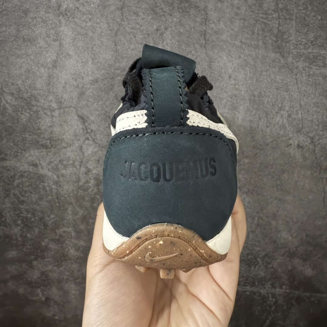 图片[4]-【纯原版】Jacquemus x Nike Jacumoon 舒适 低帮生活休闲鞋 黑白色 货号：HV8547-001 全新品质 细节升级 头层皮料 私模大底 配件齐全 目前市场最优品质 Nike和Jacquemus再度联手 鞋型高度还原了元年版的复古轮廓 细节点上在终于原味的基础上于鞋口处加入了松紧带设计 提升了穿脱的便捷性与贴合度 鞋身两侧是宽大的复古 Swoosh，而鞋舌上则点缀着专属的JACQUEMUS 标记，彰显联名 尺码：35-47.5全码出货-选品中心