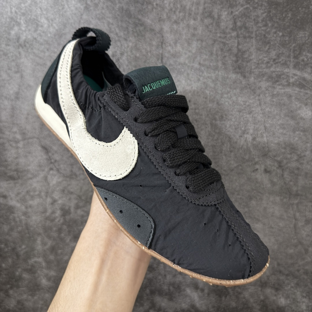 图片[3]-【纯原版】Jacquemus x Nike Jacumoon 舒适 低帮生活休闲鞋 黑白色 货号：HV8547-001 全新品质 细节升级 头层皮料 私模大底 配件齐全 目前市场最优品质 Nike和Jacquemus再度联手 鞋型高度还原了元年版的复古轮廓 细节点上在终于原味的基础上于鞋口处加入了松紧带设计 提升了穿脱的便捷性与贴合度 鞋身两侧是宽大的复古 Swoosh，而鞋舌上则点缀着专属的JACQUEMUS 标记，彰显联名 尺码：35-47.5全码出货-选品中心