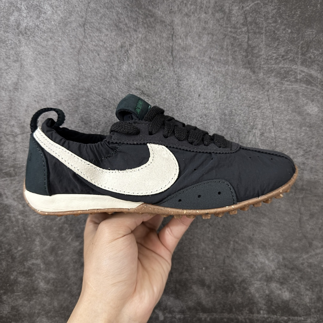 【纯原版】Jacquemus x Nike Jacumoon 舒适 低帮生活休闲鞋 黑白色 货号：HV8547-001 全新品质 细节升级 头层皮料 私模大底 配件齐全 目前市场最优品质 Nike和Jacquemus再度联手 鞋型高度还原了元年版的复古轮廓 细节点上在终于原味的基础上于鞋口处加入了松紧带设计 提升了穿脱的便捷性与贴合度 鞋身两侧是宽大的复古 Swoosh，而鞋舌上则点缀着专属的JACQUEMUS 标记，彰显联名 尺码：35-47.5全码出货-选品中心