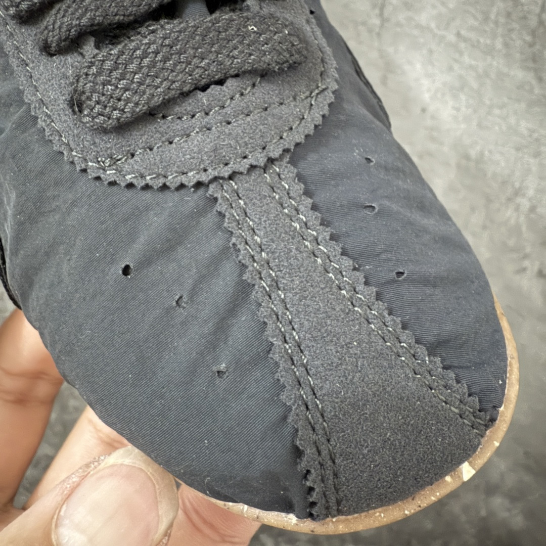 图片[6]-【纯原版】Jacquemus x Nike Jacumoon 舒适 低帮生活休闲鞋 黑白色 货号：HV8547-001 全新品质 细节升级 头层皮料 私模大底 配件齐全 目前市场最优品质 Nike和Jacquemus再度联手 鞋型高度还原了元年版的复古轮廓 细节点上在终于原味的基础上于鞋口处加入了松紧带设计 提升了穿脱的便捷性与贴合度 鞋身两侧是宽大的复古 Swoosh，而鞋舌上则点缀着专属的JACQUEMUS 标记，彰显联名 尺码：35-47.5全码出货-选品中心
