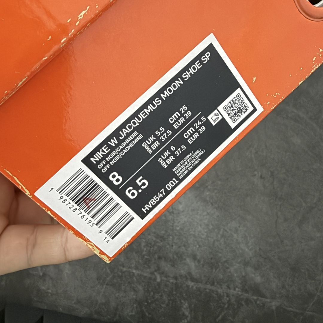 图片[13]-【纯原版】Jacquemus x Nike Jacumoon 舒适 低帮生活休闲鞋 黑白色 货号：HV8547-001 全新品质 细节升级 头层皮料 私模大底 配件齐全 目前市场最优品质 Nike和Jacquemus再度联手 鞋型高度还原了元年版的复古轮廓 细节点上在终于原味的基础上于鞋口处加入了松紧带设计 提升了穿脱的便捷性与贴合度 鞋身两侧是宽大的复古 Swoosh，而鞋舌上则点缀着专属的JACQUEMUS 标记，彰显联名 尺码：35-47.5全码出货-选品中心
