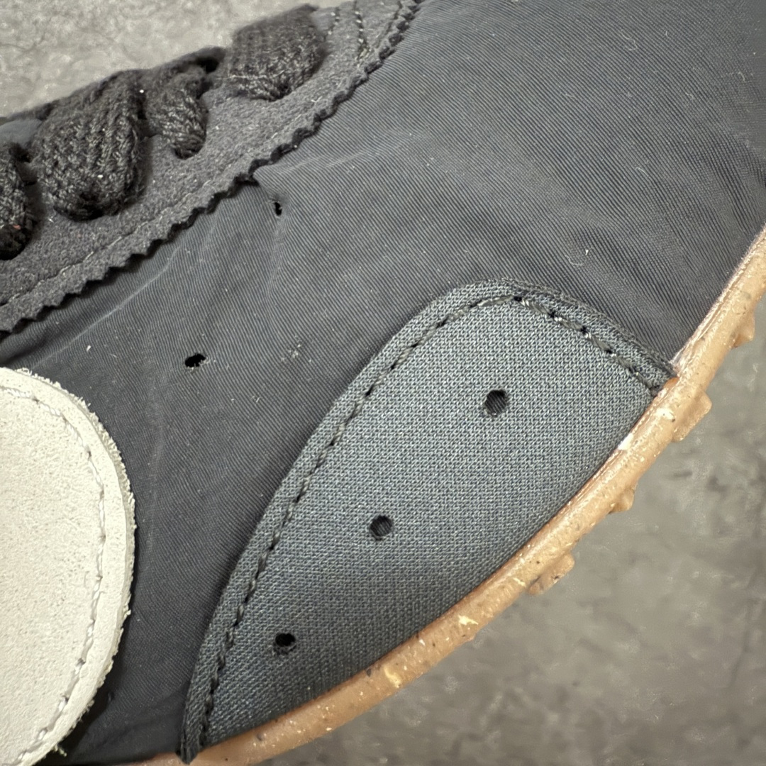 图片[5]-【纯原版】Jacquemus x Nike Jacumoon 舒适 低帮生活休闲鞋 黑白色 货号：HV8547-001 全新品质 细节升级 头层皮料 私模大底 配件齐全 目前市场最优品质 Nike和Jacquemus再度联手 鞋型高度还原了元年版的复古轮廓 细节点上在终于原味的基础上于鞋口处加入了松紧带设计 提升了穿脱的便捷性与贴合度 鞋身两侧是宽大的复古 Swoosh，而鞋舌上则点缀着专属的JACQUEMUS 标记，彰显联名 尺码：35-47.5全码出货-选品中心