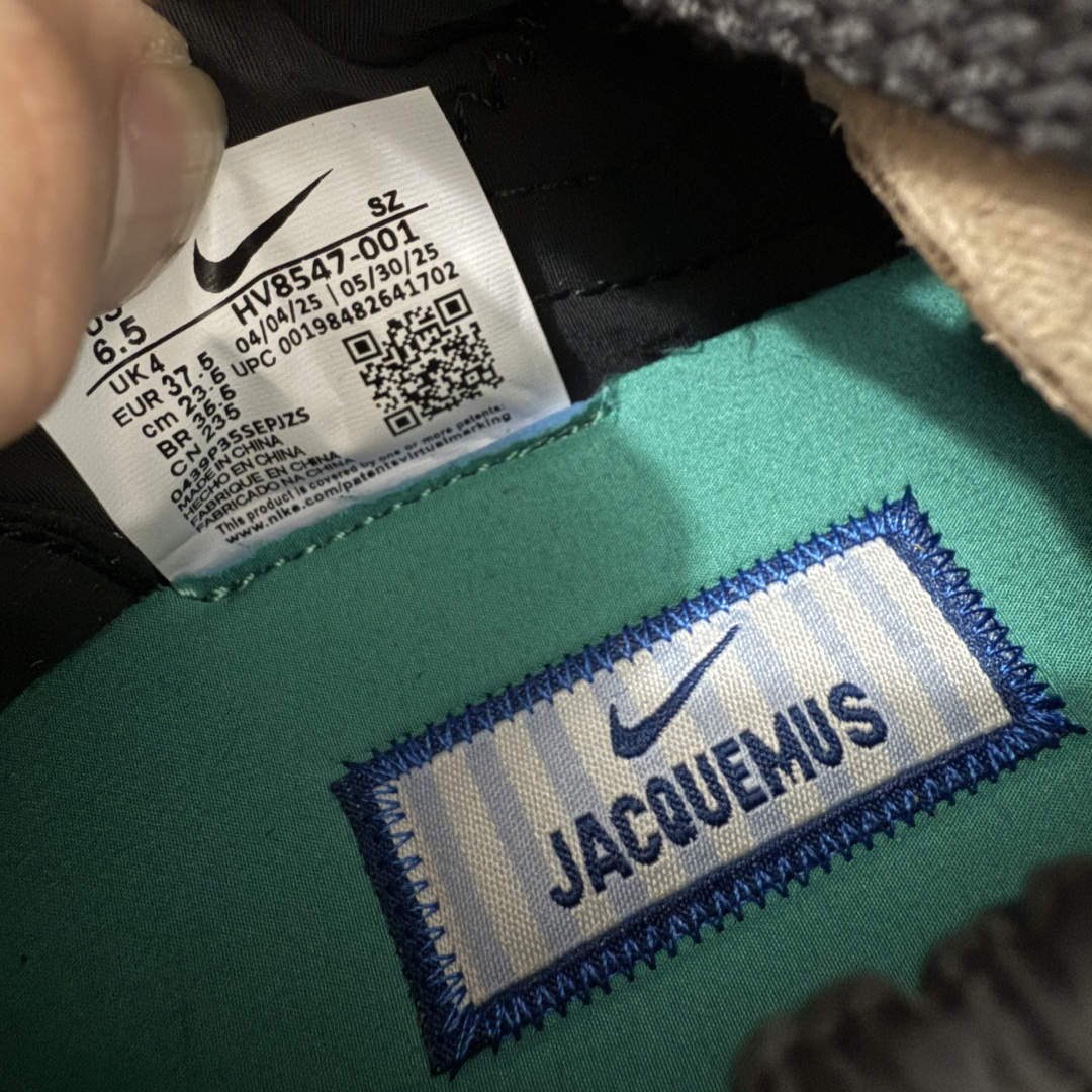 图片[9]-【纯原版】Jacquemus x Nike Jacumoon 舒适 低帮生活休闲鞋 黑白色 货号：HV8547-001 全新品质 细节升级 头层皮料 私模大底 配件齐全 目前市场最优品质 Nike和Jacquemus再度联手 鞋型高度还原了元年版的复古轮廓 细节点上在终于原味的基础上于鞋口处加入了松紧带设计 提升了穿脱的便捷性与贴合度 鞋身两侧是宽大的复古 Swoosh，而鞋舌上则点缀着专属的JACQUEMUS 标记，彰显联名 尺码：35-47.5全码出货-选品中心