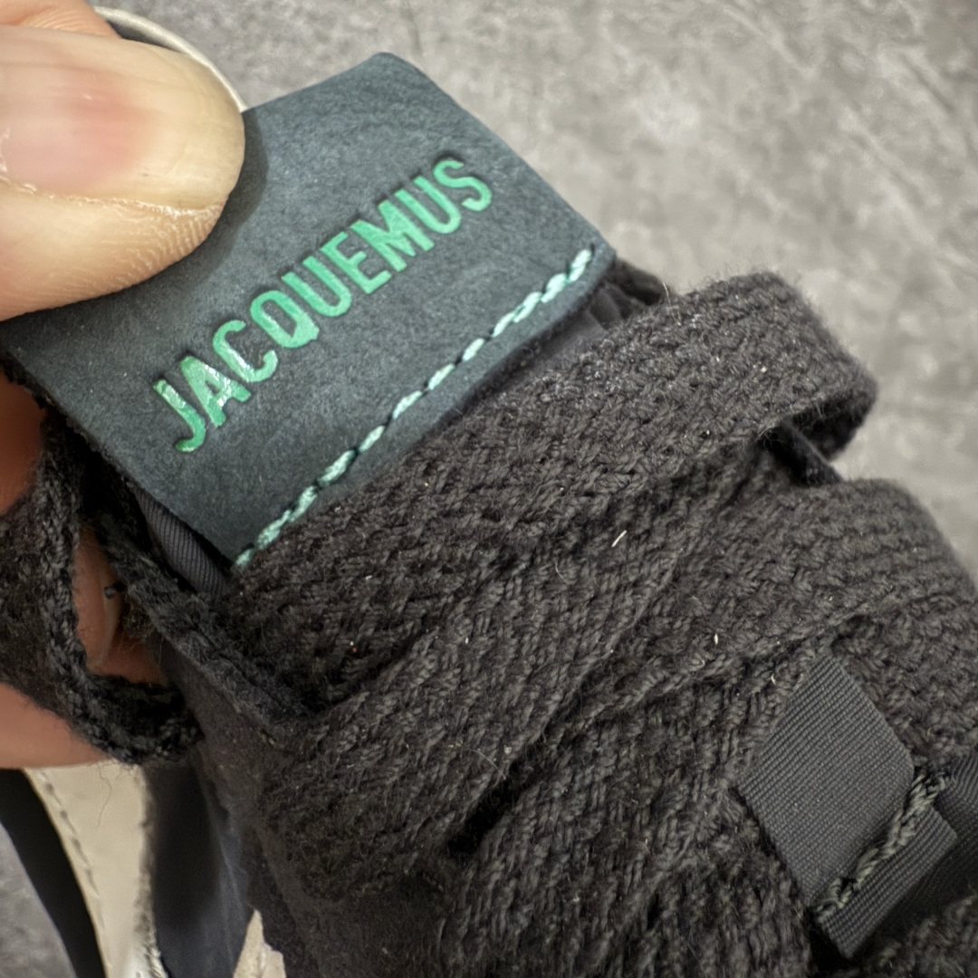 图片[7]-【纯原版】Jacquemus x Nike Jacumoon 舒适 低帮生活休闲鞋 黑白色 货号：HV8547-001 全新品质 细节升级 头层皮料 私模大底 配件齐全 目前市场最优品质 Nike和Jacquemus再度联手 鞋型高度还原了元年版的复古轮廓 细节点上在终于原味的基础上于鞋口处加入了松紧带设计 提升了穿脱的便捷性与贴合度 鞋身两侧是宽大的复古 Swoosh，而鞋舌上则点缀着专属的JACQUEMUS 标记，彰显联名 尺码：35-47.5全码出货-选品中心