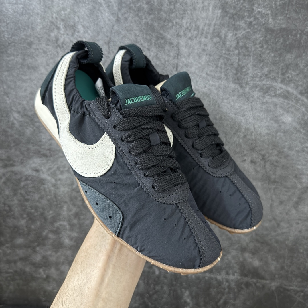【纯原版】Jacquemus x Nike Jacumoon 舒适 低帮生活休闲鞋 黑白色 货号：HV8547-001 全新品质 细节升级 头层皮料 私模大底 配件齐全 目前市场最优品质 Nike和Jacquemus再度联手 鞋型高度还原了元年版的复古轮廓 细节点上在终于原味的基础上于鞋口处加入了松紧带设计 提升了穿脱的便捷性与贴合度 鞋身两侧是宽大的复古 Swoosh，而鞋舌上则点缀着专属的JACQUEMUS 标记，彰显联名 尺码：35-47.5全码出货-选品中心