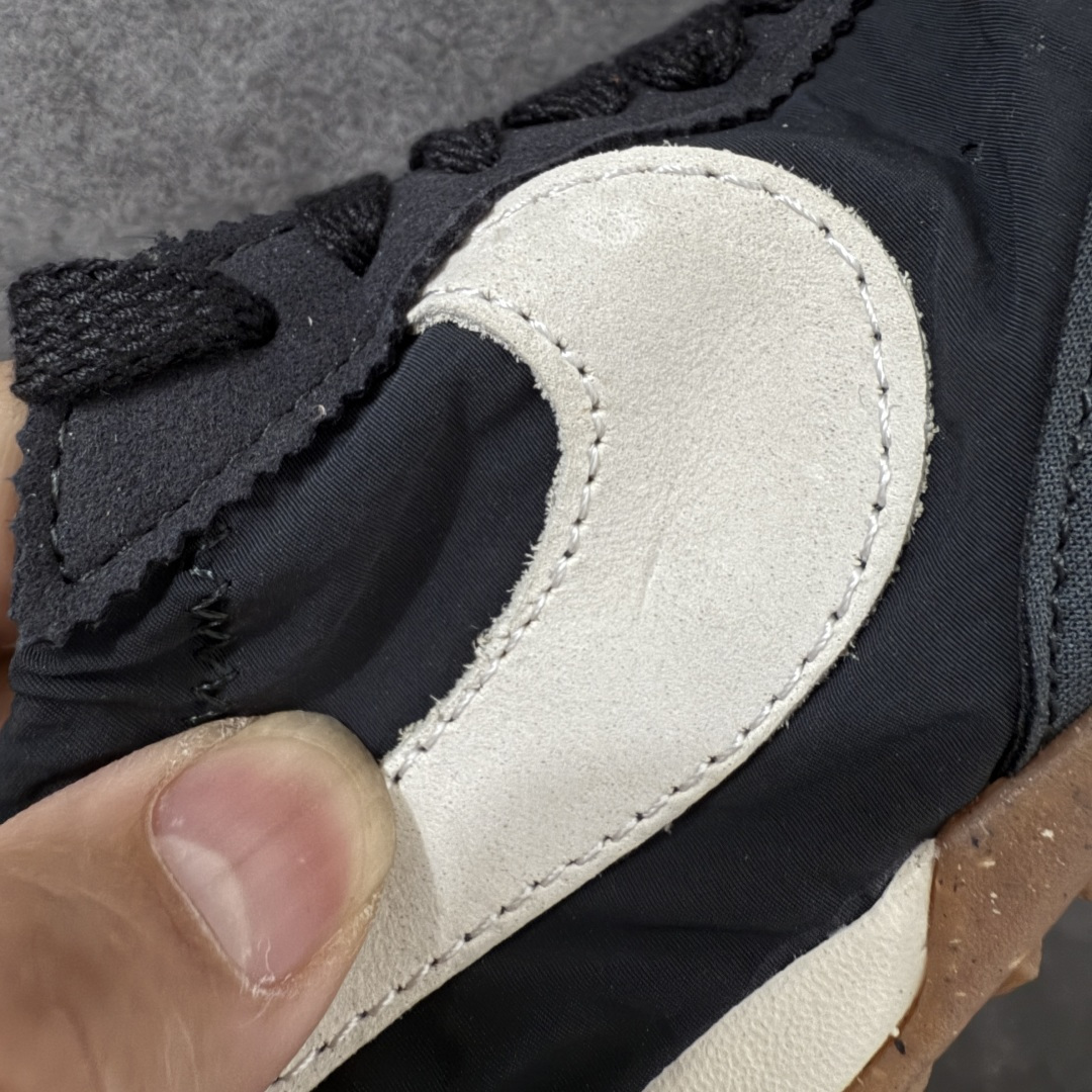 图片[4]-【纯原版】Jacquemus x Nike Jacumoon 舒适 低帮生活休闲鞋 黑白色 货号：HV8547-001 全新品质 细节升级 头层皮料 私模大底 配件齐全 目前市场最优品质 Nike和Jacquemus再度联手 鞋型高度还原了元年版的复古轮廓 细节点上在终于原味的基础上于鞋口处加入了松紧带设计 提升了穿脱的便捷性与贴合度 鞋身两侧是宽大的复古 Swoosh，而鞋舌上则点缀着专属的JACQUEMUS 标记，彰显联名 尺码：35-47.5全码出货-选品中心