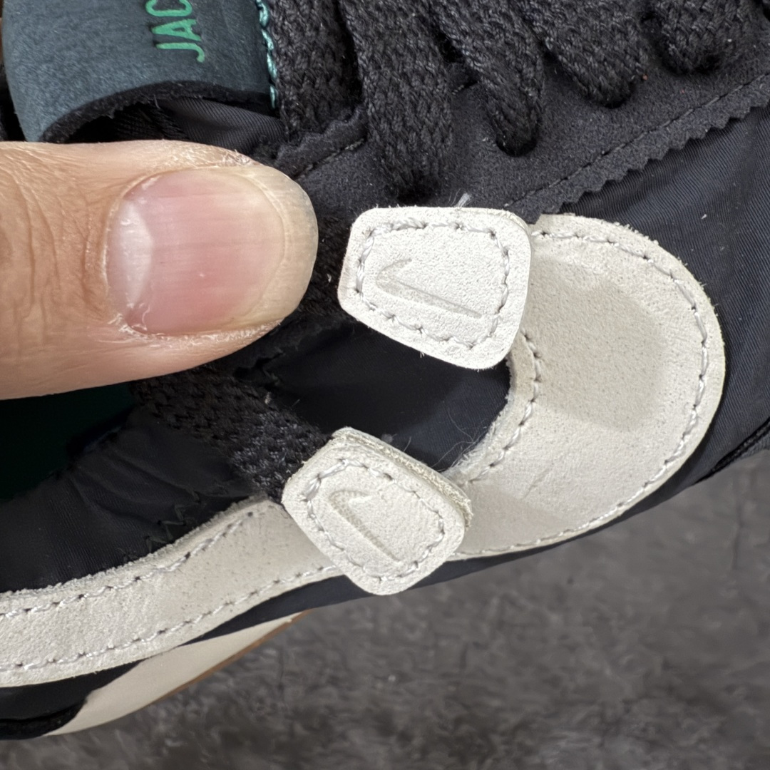 图片[8]-【纯原版】Jacquemus x Nike Jacumoon 舒适 低帮生活休闲鞋 黑白色 货号：HV8547-001 全新品质 细节升级 头层皮料 私模大底 配件齐全 目前市场最优品质 Nike和Jacquemus再度联手 鞋型高度还原了元年版的复古轮廓 细节点上在终于原味的基础上于鞋口处加入了松紧带设计 提升了穿脱的便捷性与贴合度 鞋身两侧是宽大的复古 Swoosh，而鞋舌上则点缀着专属的JACQUEMUS 标记，彰显联名 尺码：35-47.5全码出货-选品中心