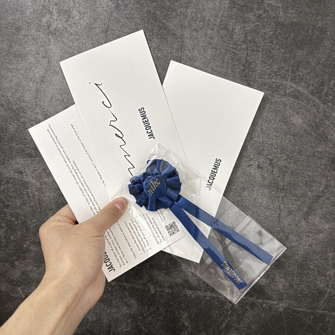 图片[11]-【纯原版】Jacquemus x Nike Jacumoon 舒适 低帮生活休闲鞋 黑白色 货号：HV8547-001 全新品质 细节升级 头层皮料 私模大底 配件齐全 目前市场最优品质 Nike和Jacquemus再度联手 鞋型高度还原了元年版的复古轮廓 细节点上在终于原味的基础上于鞋口处加入了松紧带设计 提升了穿脱的便捷性与贴合度 鞋身两侧是宽大的复古 Swoosh，而鞋舌上则点缀着专属的JACQUEMUS 标记，彰显联名 尺码：35-47.5全码出货-选品中心