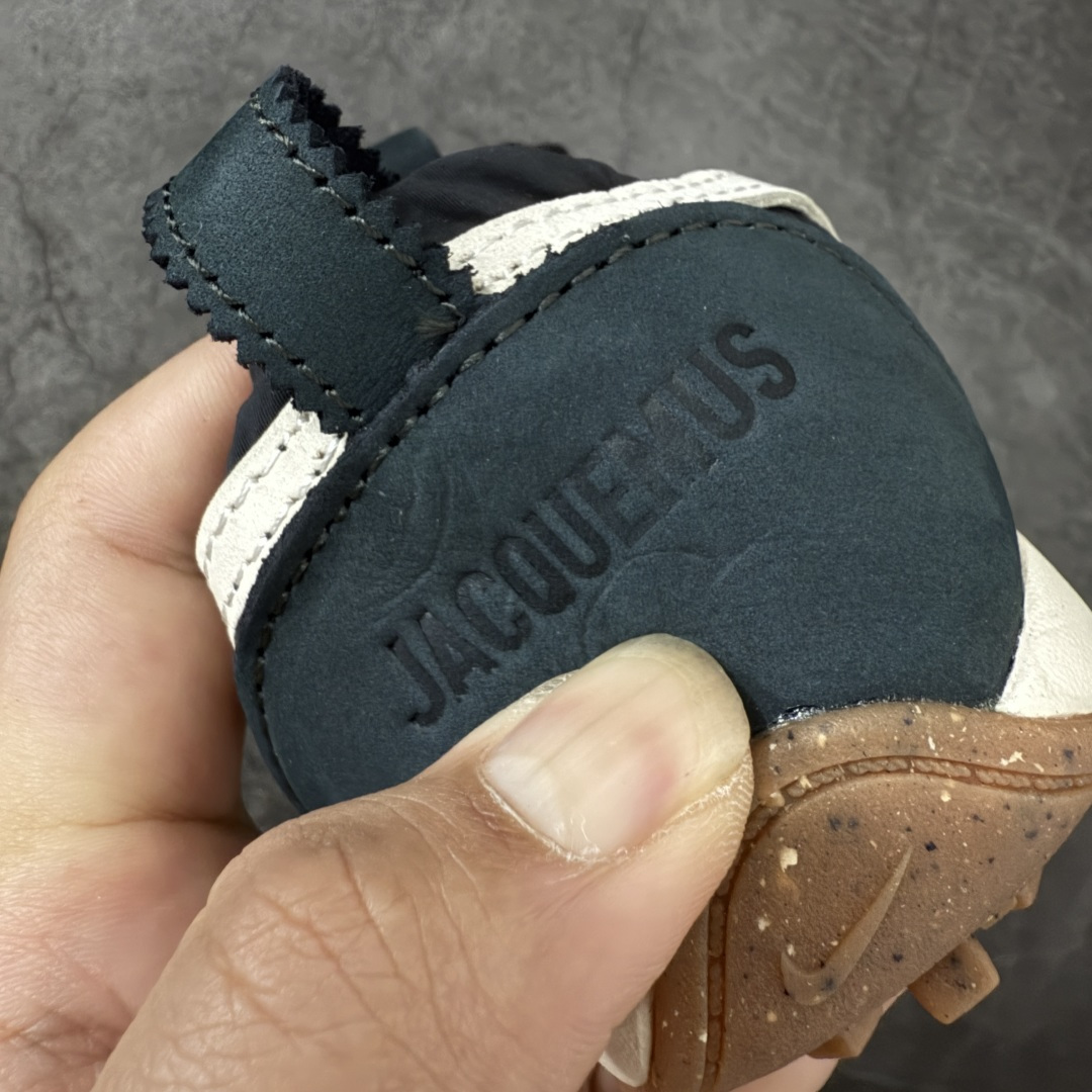 图片[3]-【纯原版】Jacquemus x Nike Jacumoon 舒适 低帮生活休闲鞋 黑白色 货号：HV8547-001 全新品质 细节升级 头层皮料 私模大底 配件齐全 目前市场最优品质 Nike和Jacquemus再度联手 鞋型高度还原了元年版的复古轮廓 细节点上在终于原味的基础上于鞋口处加入了松紧带设计 提升了穿脱的便捷性与贴合度 鞋身两侧是宽大的复古 Swoosh，而鞋舌上则点缀着专属的JACQUEMUS 标记，彰显联名 尺码：35-47.5全码出货-选品中心