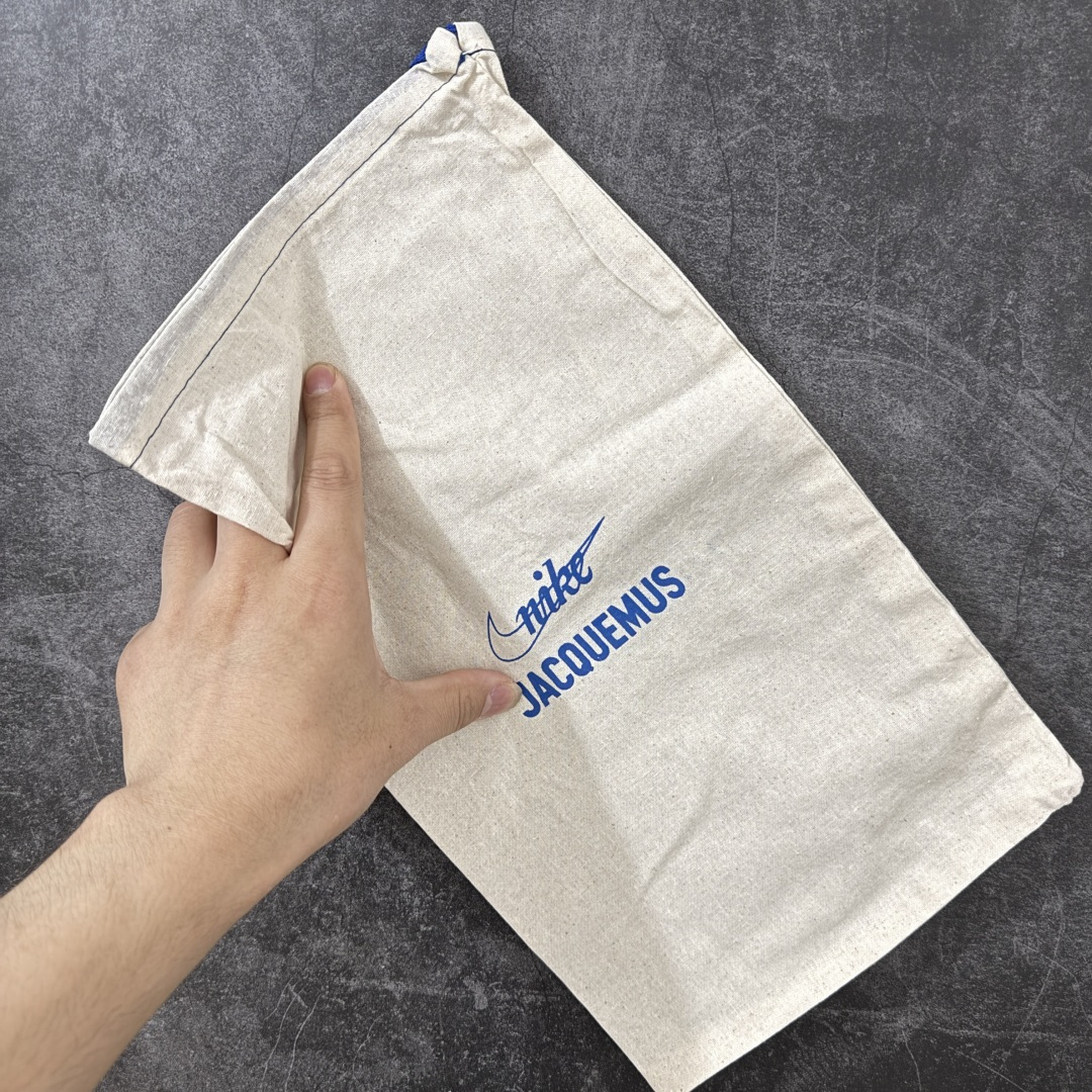 图片[12]-【纯原版】Jacquemus x Nike Jacumoon 舒适 低帮生活休闲鞋 黑白色 货号：HV8547-001 全新品质 细节升级 头层皮料 私模大底 配件齐全 目前市场最优品质 Nike和Jacquemus再度联手 鞋型高度还原了元年版的复古轮廓 细节点上在终于原味的基础上于鞋口处加入了松紧带设计 提升了穿脱的便捷性与贴合度 鞋身两侧是宽大的复古 Swoosh，而鞋舌上则点缀着专属的JACQUEMUS 标记，彰显联名 尺码：35-47.5全码出货-选品中心