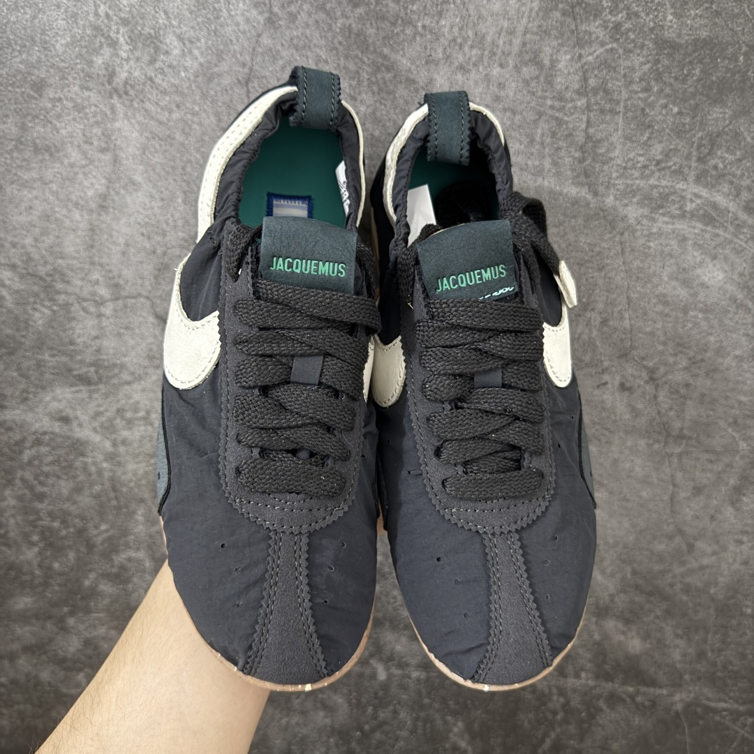 图片[2]-【纯原版】Jacquemus x Nike Jacumoon 舒适 低帮生活休闲鞋 黑白色 货号：HV8547-001 全新品质 细节升级 头层皮料 私模大底 配件齐全 目前市场最优品质 Nike和Jacquemus再度联手 鞋型高度还原了元年版的复古轮廓 细节点上在终于原味的基础上于鞋口处加入了松紧带设计 提升了穿脱的便捷性与贴合度 鞋身两侧是宽大的复古 Swoosh，而鞋舌上则点缀着专属的JACQUEMUS 标记，彰显联名 尺码：35-47.5全码出货-选品中心