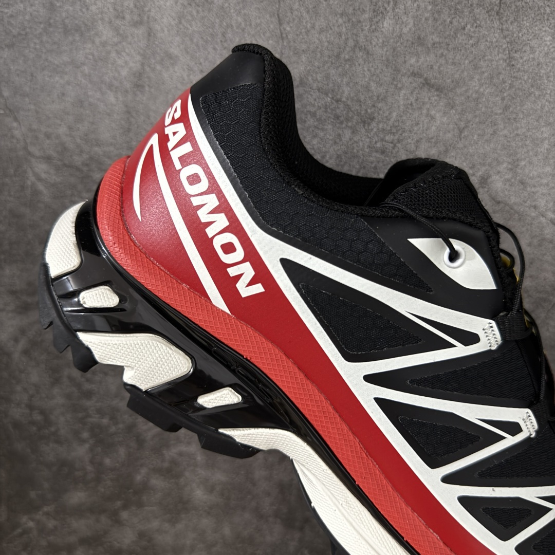 图片[7]-【公司级】 Salomon XT-6 Gore-Tex防水款 萨洛蒙复古潮流户外机能登山跑鞋 黑红色 479749 纯原外贸平台特供订单 耗时半年巨作 全套原纸板楦头开发 原厂特供网布配套加持 确保原汁原味 完美呈现版型 原档数据独家私模五层组合大底 原装Ortholite轻量化鞋垫 中底布带钢印编号 原厂TPU锁扣 进口港宝加持 后跟自然饱满 还原公司包裹性 鞋面以“锯齿”状的包裹系统呈现 在基色底之下加入了各种色点缀 将公司的最新技术和时尚前卫的造型融入耐用的长跑款式中 鞋面由 TPU 薄膜制成 并焊接在高耐磨网眼上 使其既时尚又坚固 由 ACS底盘支撑 可增强稳定性和支撑力 以及由橡胶凸耳 Contragrip外底覆盖的 EVA 缓冲中底 旨在应对崎岖的地形 鞋舌上的彩色Salomon 标签、Quicklace 系统以及鞋头、鞋舌和鞋跟上的附加品牌使细节更加完美 让穿着者可以轻松驾驭户外与通勤下的任何运动生活场景 无缝鞋身户外随意纵横 颜值与脚感兼备 出街通勤 绝对非常吸睛 你值得拥有 尺码：36 36.5 37.5 38 38.5 39 40 40.5 41 42 42.5 43 44 44.5 45-选品中心