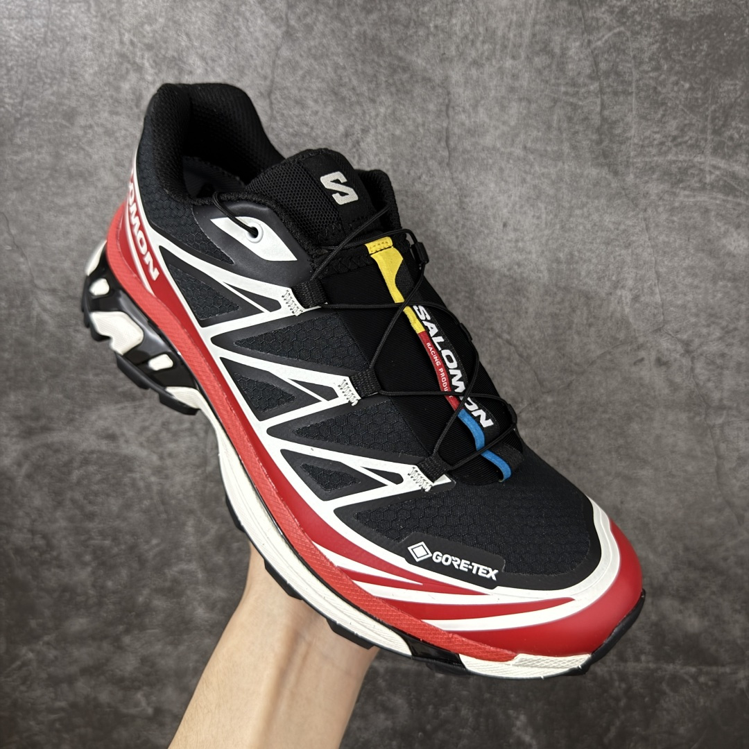 图片[3]-【公司级】 Salomon XT-6 Gore-Tex防水款 萨洛蒙复古潮流户外机能登山跑鞋 黑红色 479749 纯原外贸平台特供订单 耗时半年巨作 全套原纸板楦头开发 原厂特供网布配套加持 确保原汁原味 完美呈现版型 原档数据独家私模五层组合大底 原装Ortholite轻量化鞋垫 中底布带钢印编号 原厂TPU锁扣 进口港宝加持 后跟自然饱满 还原公司包裹性 鞋面以“锯齿”状的包裹系统呈现 在基色底之下加入了各种色点缀 将公司的最新技术和时尚前卫的造型融入耐用的长跑款式中 鞋面由 TPU 薄膜制成 并焊接在高耐磨网眼上 使其既时尚又坚固 由 ACS底盘支撑 可增强稳定性和支撑力 以及由橡胶凸耳 Contragrip外底覆盖的 EVA 缓冲中底 旨在应对崎岖的地形 鞋舌上的彩色Salomon 标签、Quicklace 系统以及鞋头、鞋舌和鞋跟上的附加品牌使细节更加完美 让穿着者可以轻松驾驭户外与通勤下的任何运动生活场景 无缝鞋身户外随意纵横 颜值与脚感兼备 出街通勤 绝对非常吸睛 你值得拥有 尺码：36 36.5 37.5 38 38.5 39 40 40.5 41 42 42.5 43 44 44.5 45-选品中心