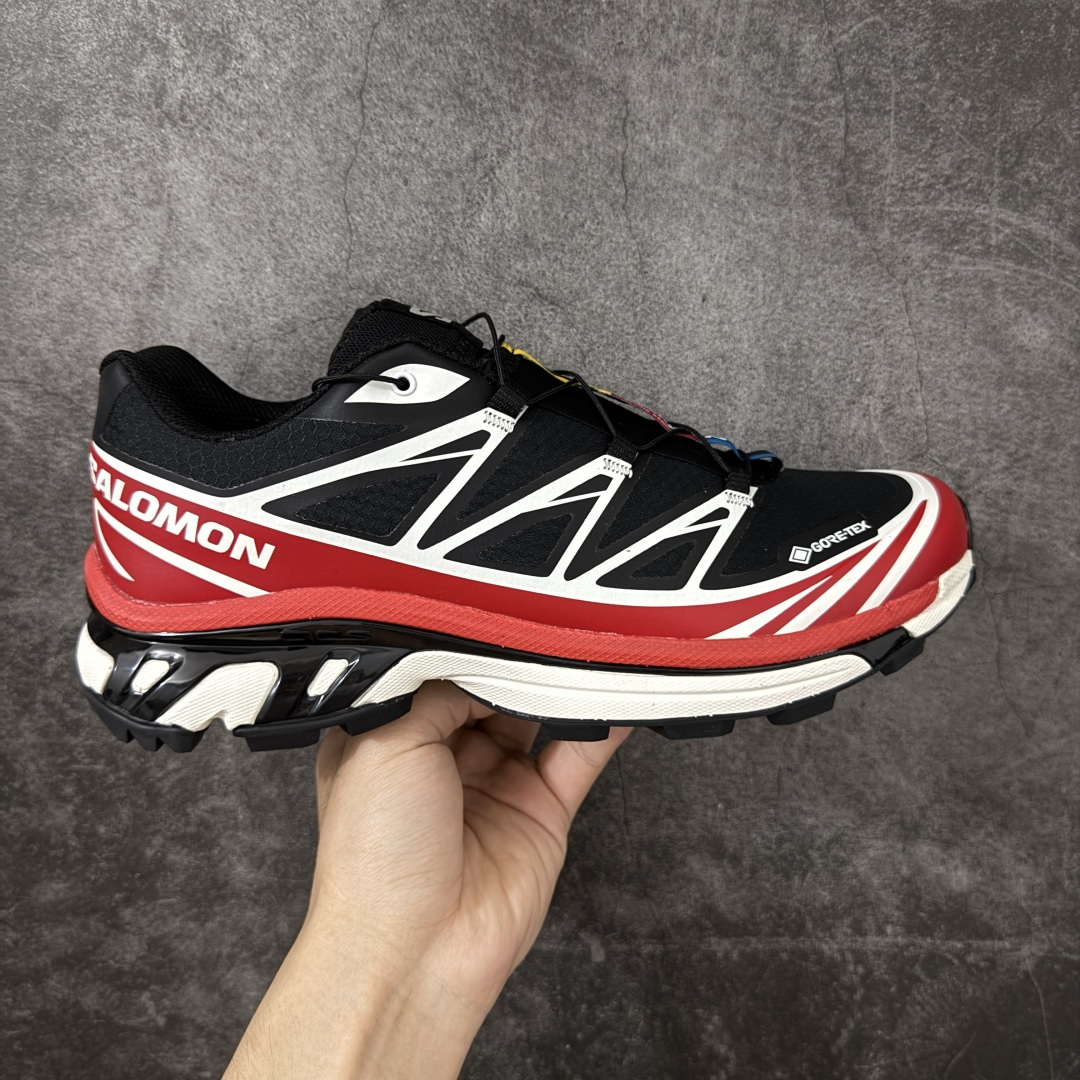 【公司级】 Salomon XT-6 Gore-Tex防水款 萨洛蒙复古潮流户外机能登山跑鞋 黑红色 479749 纯原外贸平台特供订单 耗时半年巨作 全套原纸板楦头开发 原厂特供网布配套加持 确保原汁原味 完美呈现版型 原档数据独家私模五层组合大底 原装Ortholite轻量化鞋垫 中底布带钢印编号 原厂TPU锁扣 进口港宝加持 后跟自然饱满 还原公司包裹性 鞋面以“锯齿”状的包裹系统呈现 在基色底之下加入了各种色点缀 将公司的最新技术和时尚前卫的造型融入耐用的长跑款式中 鞋面由 TPU 薄膜制成 并焊接在高耐磨网眼上 使其既时尚又坚固 由 ACS底盘支撑 可增强稳定性和支撑力 以及由橡胶凸耳 Contragrip外底覆盖的 EVA 缓冲中底 旨在应对崎岖的地形 鞋舌上的彩色Salomon 标签、Quicklace 系统以及鞋头、鞋舌和鞋跟上的附加品牌使细节更加完美 让穿着者可以轻松驾驭户外与通勤下的任何运动生活场景 无缝鞋身户外随意纵横 颜值与脚感兼备 出街通勤 绝对非常吸睛 你值得拥有 尺码：36 36.5 37.5 38 38.5 39 40 40.5 41 42 42.5 43 44 44.5 45-选品中心