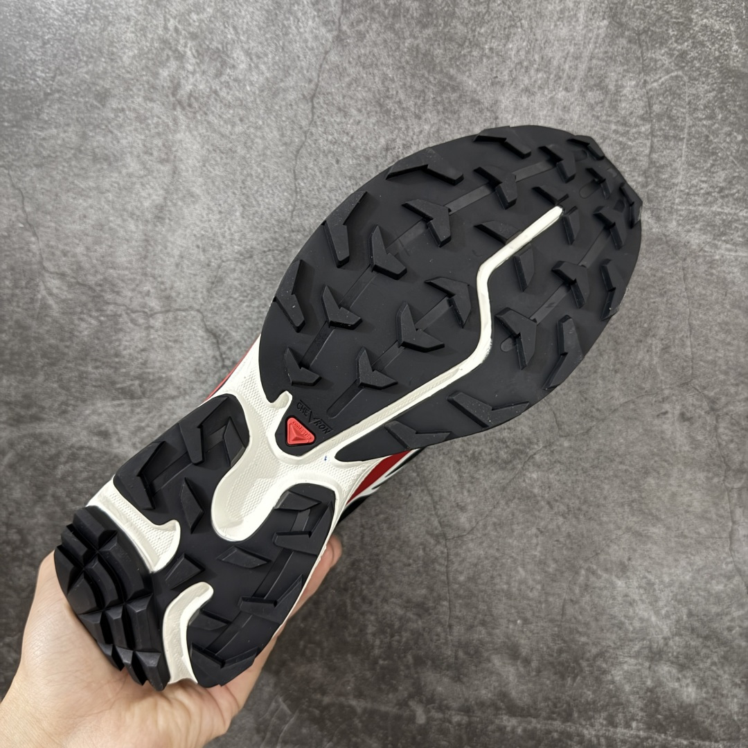 图片[9]-【公司级】 Salomon XT-6 Gore-Tex防水款 萨洛蒙复古潮流户外机能登山跑鞋 黑红色 479749 纯原外贸平台特供订单 耗时半年巨作 全套原纸板楦头开发 原厂特供网布配套加持 确保原汁原味 完美呈现版型 原档数据独家私模五层组合大底 原装Ortholite轻量化鞋垫 中底布带钢印编号 原厂TPU锁扣 进口港宝加持 后跟自然饱满 还原公司包裹性 鞋面以“锯齿”状的包裹系统呈现 在基色底之下加入了各种色点缀 将公司的最新技术和时尚前卫的造型融入耐用的长跑款式中 鞋面由 TPU 薄膜制成 并焊接在高耐磨网眼上 使其既时尚又坚固 由 ACS底盘支撑 可增强稳定性和支撑力 以及由橡胶凸耳 Contragrip外底覆盖的 EVA 缓冲中底 旨在应对崎岖的地形 鞋舌上的彩色Salomon 标签、Quicklace 系统以及鞋头、鞋舌和鞋跟上的附加品牌使细节更加完美 让穿着者可以轻松驾驭户外与通勤下的任何运动生活场景 无缝鞋身户外随意纵横 颜值与脚感兼备 出街通勤 绝对非常吸睛 你值得拥有 尺码：36 36.5 37.5 38 38.5 39 40 40.5 41 42 42.5 43 44 44.5 45-选品中心