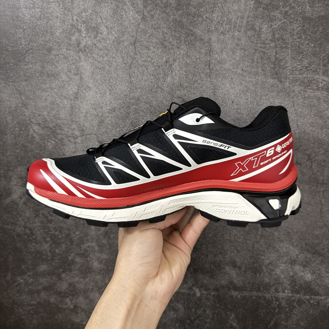 图片[2]-【公司级】 Salomon XT-6 Gore-Tex防水款 萨洛蒙复古潮流户外机能登山跑鞋 黑红色 479749 纯原外贸平台特供订单 耗时半年巨作 全套原纸板楦头开发 原厂特供网布配套加持 确保原汁原味 完美呈现版型 原档数据独家私模五层组合大底 原装Ortholite轻量化鞋垫 中底布带钢印编号 原厂TPU锁扣 进口港宝加持 后跟自然饱满 还原公司包裹性 鞋面以“锯齿”状的包裹系统呈现 在基色底之下加入了各种色点缀 将公司的最新技术和时尚前卫的造型融入耐用的长跑款式中 鞋面由 TPU 薄膜制成 并焊接在高耐磨网眼上 使其既时尚又坚固 由 ACS底盘支撑 可增强稳定性和支撑力 以及由橡胶凸耳 Contragrip外底覆盖的 EVA 缓冲中底 旨在应对崎岖的地形 鞋舌上的彩色Salomon 标签、Quicklace 系统以及鞋头、鞋舌和鞋跟上的附加品牌使细节更加完美 让穿着者可以轻松驾驭户外与通勤下的任何运动生活场景 无缝鞋身户外随意纵横 颜值与脚感兼备 出街通勤 绝对非常吸睛 你值得拥有 尺码：36 36.5 37.5 38 38.5 39 40 40.5 41 42 42.5 43 44 44.5 45-选品中心