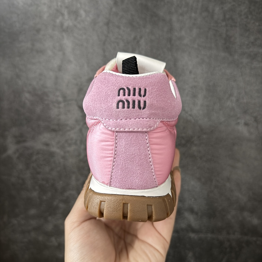 图片[4]-【广东纯原版本】Miumiu Tyre系列春夏新款 饼干鞋 阿甘鞋休闲运动鞋Miumiu最新爆款 前卫大胆的设计，风格融于此款厚底帆布运动鞋的简约线条，别致徽标饰于鞋舌与背面，点缀复古设计，平添标志性元素！厚底设计定义前卫的现代风格，这款Tyre集优雅气质与运动功能于一身，动感橡胶鞋底柔韧耐磨，令人联想起轮胎花纹，橡胶鞋底除了增加了这双鞋的复古属性外也增加了防滑功能鞋面由科技织物和麂皮制成，融合运动与时尚、功能与优雅，表达了Miu Miu的核心精神 尺码：35-40-选品中心
