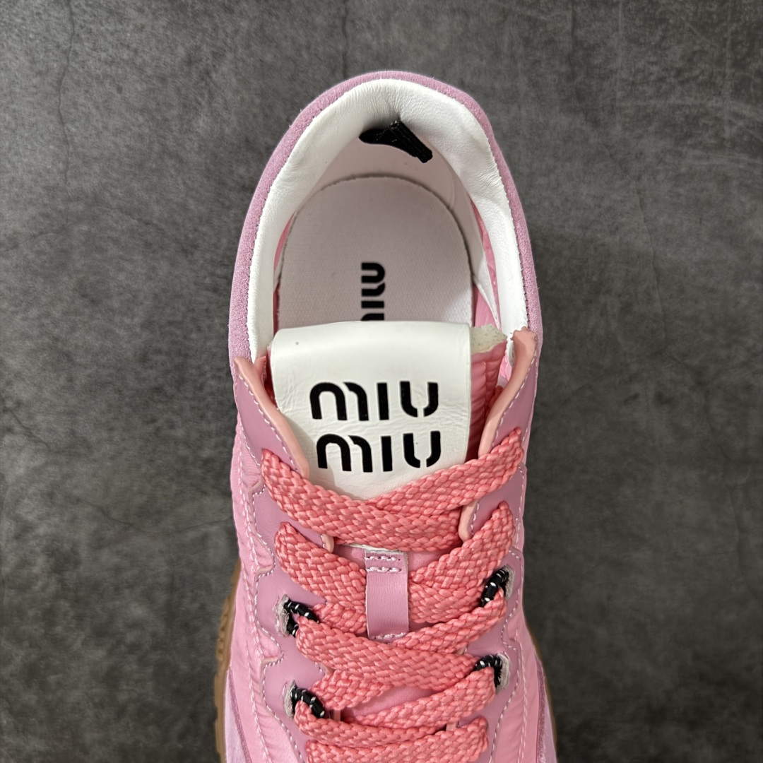 图片[8]-【广东纯原版本】Miumiu Tyre系列春夏新款 饼干鞋 阿甘鞋休闲运动鞋Miumiu最新爆款 前卫大胆的设计，风格融于此款厚底帆布运动鞋的简约线条，别致徽标饰于鞋舌与背面，点缀复古设计，平添标志性元素！厚底设计定义前卫的现代风格，这款Tyre集优雅气质与运动功能于一身，动感橡胶鞋底柔韧耐磨，令人联想起轮胎花纹，橡胶鞋底除了增加了这双鞋的复古属性外也增加了防滑功能鞋面由科技织物和麂皮制成，融合运动与时尚、功能与优雅，表达了Miu Miu的核心精神 尺码：35-40-选品中心