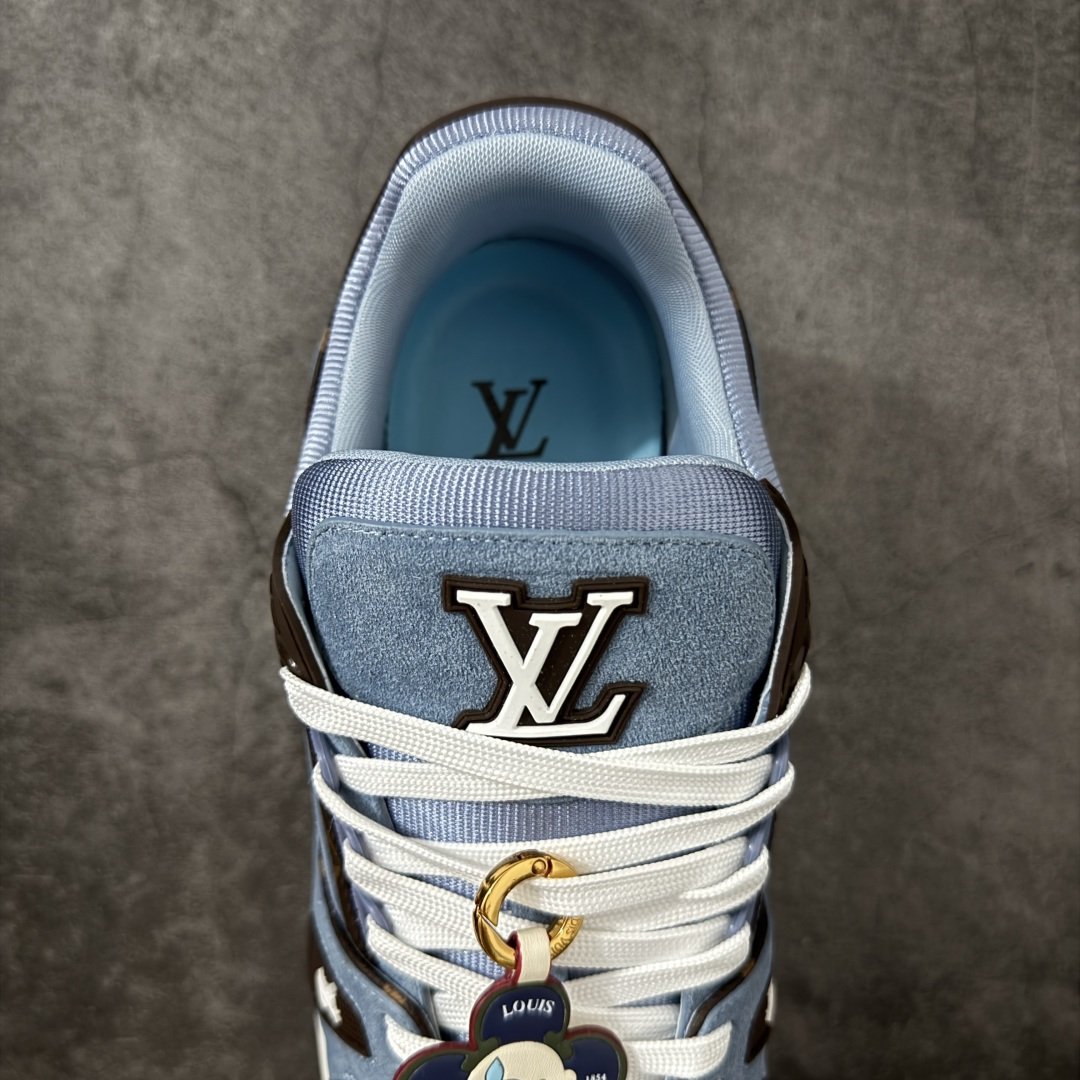 图片[8]-【纯原礼盒版本】LV Louis Vuitton Trainer 低帮休闲板鞋 代购级别 ZP级全套包装 原版购入历时近两个月开发打造！ 经典多拼色超好看 原版完美楦型 调试了两个月 鞋面独家订制压纹粒面小牛皮 大底TPU、模具费2w+ 质感媲美原版 垫脚聚米微料加透气英伦网布 细节原版一致 ❗️请注意区分市面通货材料 版型 包装配件 尺码： 39 40 41 42 43 44 45 46-选品中心