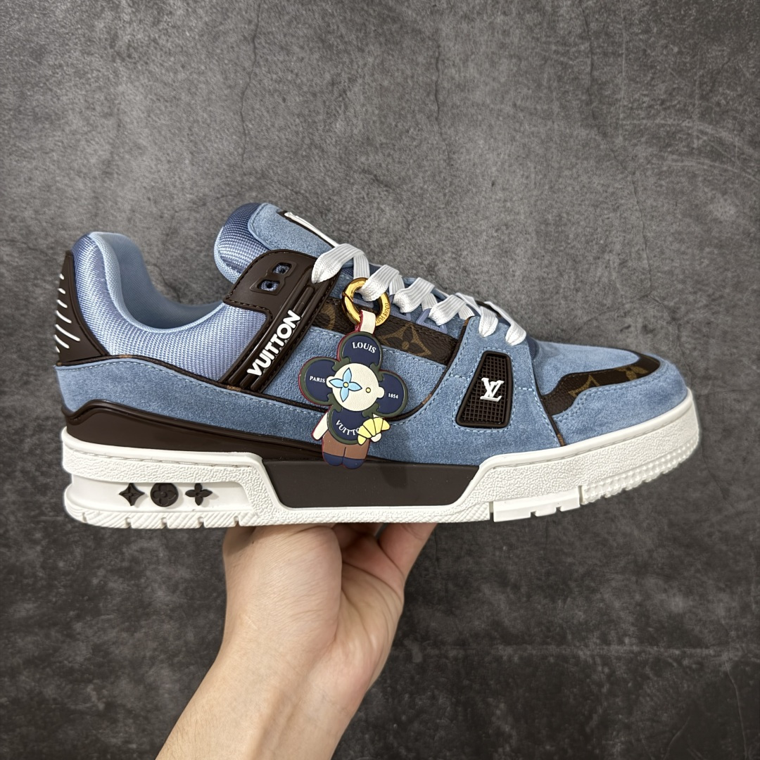 【纯原礼盒版本】LV Louis Vuitton Trainer 低帮休闲板鞋 代购级别 ZP级全套包装 原版购入历时近两个月开发打造！ 经典多拼色超好看 原版完美楦型 调试了两个月 鞋面独家订制压纹粒面小牛皮 大底TPU、模具费2w+ 质感媲美原版 垫脚聚米微料加透气英伦网布 细节原版一致 ❗️请注意区分市面通货材料 版型 包装配件 尺码： 39 40 41 42 43 44 45 46-选品中心